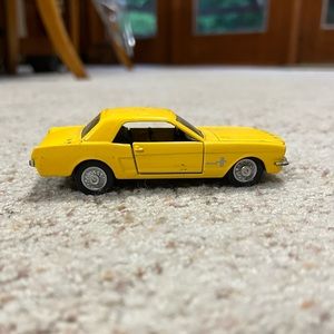 MAISTO | FORD Yellow 1964 Mustang Collectible Car